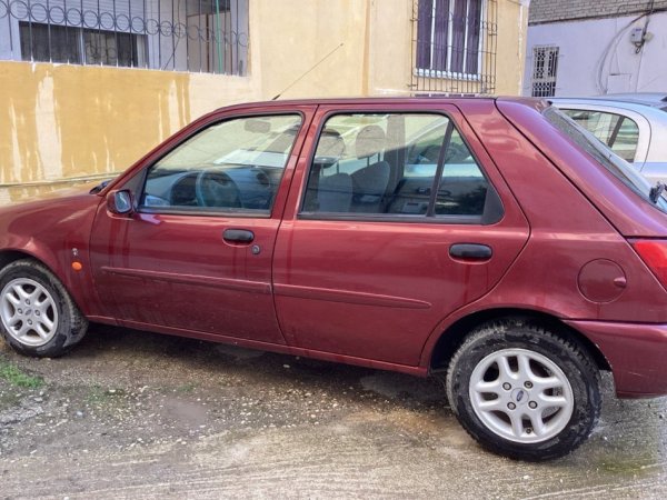 Fier, shitet makine Ford Fiesta Benzin, e kuqe automatik Kondicioner 120.000 km 1.100 €