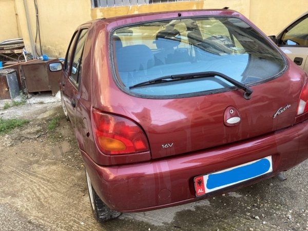 Fier, shitet makine Ford Fiesta Benzin, e kuqe automatik Kondicioner 120.000 km 1.100 €