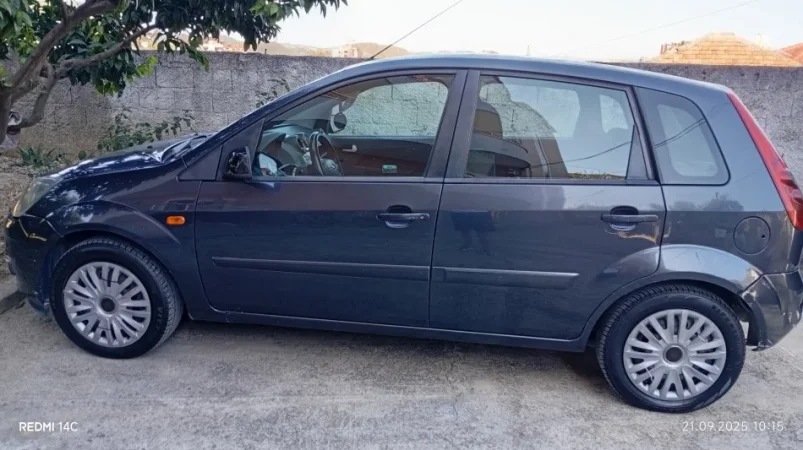 Tirane, shitet makine Ford fiesta 1.4 Nafte, gri e erret manuale Kondicioner 290.000 km 2.000 €