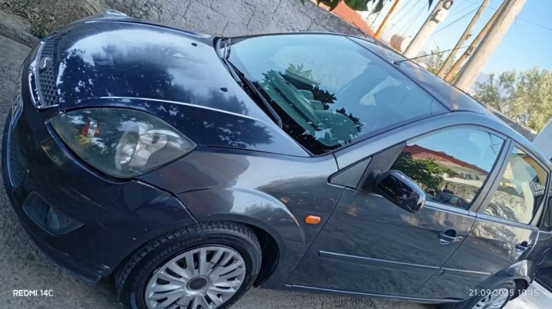 Tirane, shitet makine Ford fiesta 1.4 Nafte, gri e erret manuale Kondicioner 290.000 km 2.000 €