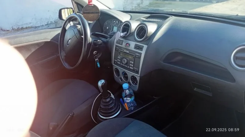 Tirane, shitet makine Ford fiesta 1.4 Nafte, gri e erret manuale Kondicioner 290.000 km 2.000 €