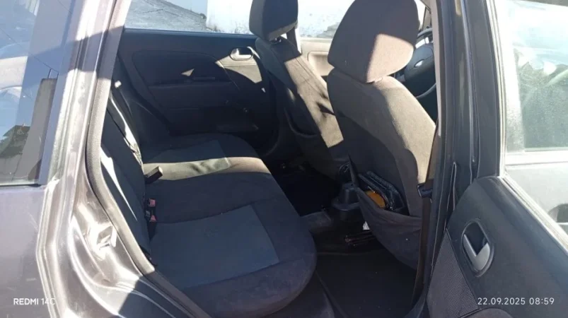 Tirane, shitet makine Ford fiesta 1.4 Nafte, gri e erret manuale Kondicioner 290.000 km 2.000 €