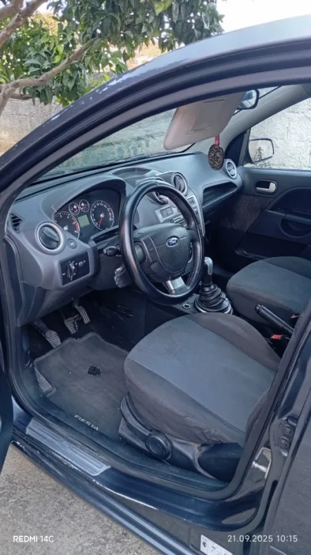 Tirane, shitet makine Ford fiesta 1.4 Nafte, gri e erret manuale Kondicioner 290.000 km 2.000 €