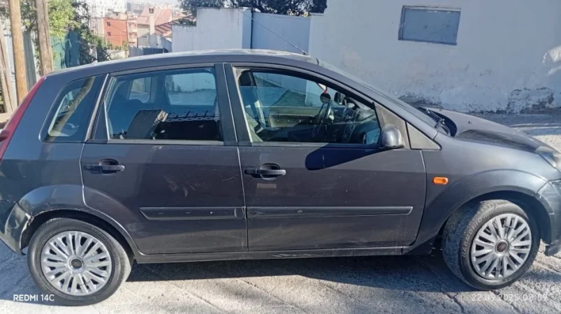 Tirane, shitet makine Ford fiesta 1.4 Nafte, gri e erret manuale Kondicioner 290.000 km 2.000 €