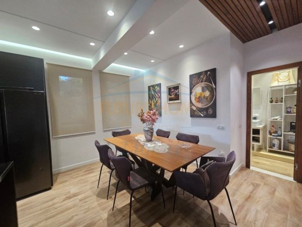Tirane, jepet me qera Vile 3 Katshe Kati 0, 278 m² 5.000 € (PEZE)