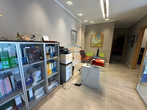 Tirane, jepet me qera zyre Kati 7, 100 m² 2.000 € (Delijorgji)