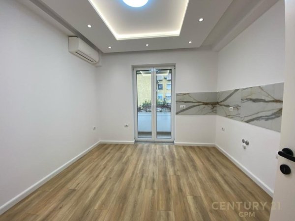 Tirane, jepet me qera ambjent biznesi Kati 3, 104 m² 850 € (Mine Peza)
