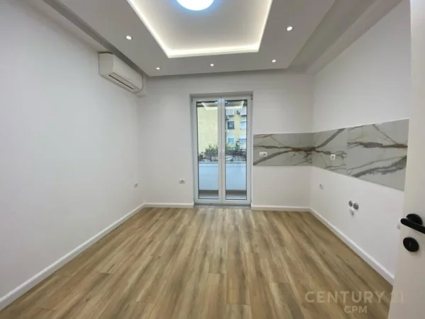 Tirane, jepet me qera ambjent biznesi Kati 3, 104 m² 850 € (Mine Peza)