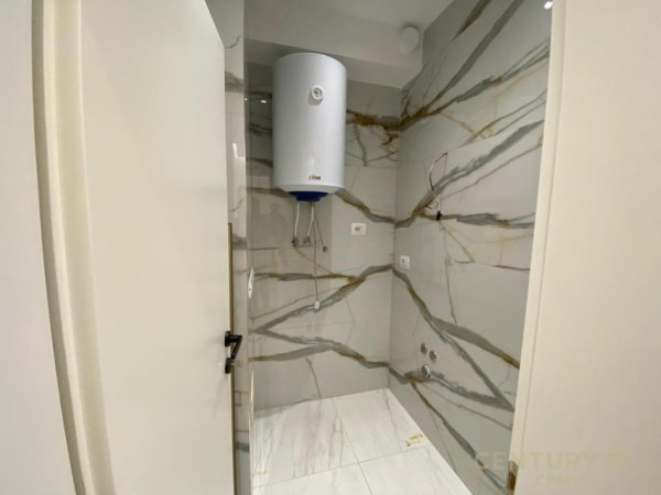 Tirane, jepet me qera ambjent biznesi Kati 3, 104 m² 850 € (Mine Peza)