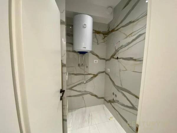 Tirane, jepet me qera ambjent biznesi Kati 3, 104 m² 850 € (Mine Peza)