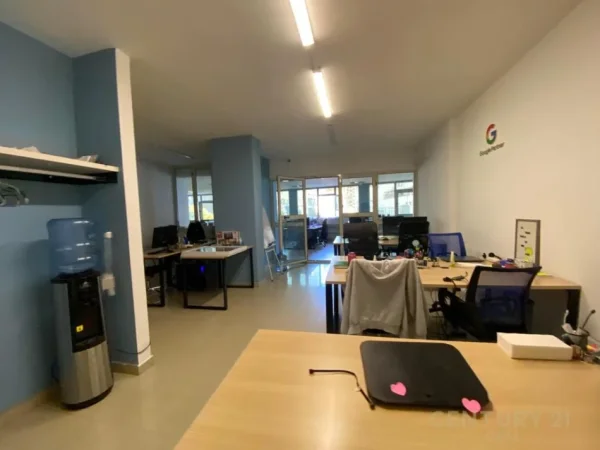 Tirane, jepet me qera zyre Kati 3, 306 m² 3.000 € (Qender)