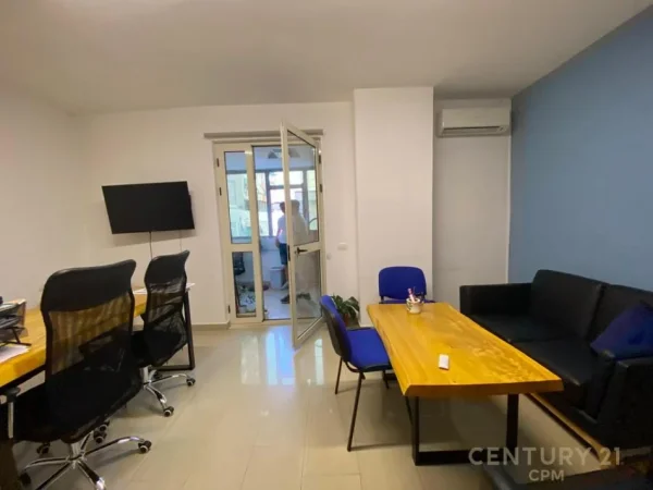 Tirane, jepet me qera zyre Kati 3, 306 m² 3.000 € (Qender)