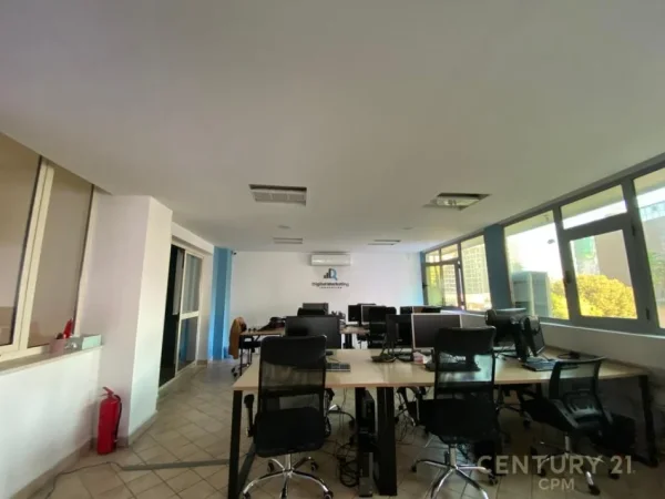 Tirane, jepet me qera zyre Kati 3, 306 m² 3.000 € (Qender)
