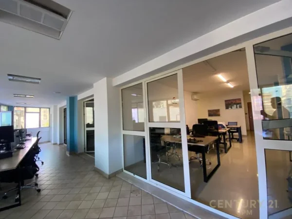 Tirane, jepet me qera zyre Kati 3, 306 m² 3.000 € (Qender)