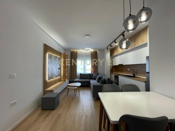 Tirane, jepet me qera apartament 2+1 Kati 2, 95 m² 500 € (Kombinat)