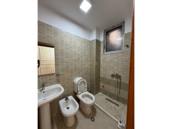 Tirane, jepet me qera apartament 3+1+Ballkon Kati 5, 110 m² 600 € (Fresku)