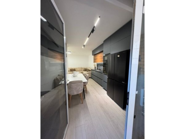 Tirane, jepet me qera apartament 2+1+Ballkon Kati 3, 116 m² 900 € (Brryli)