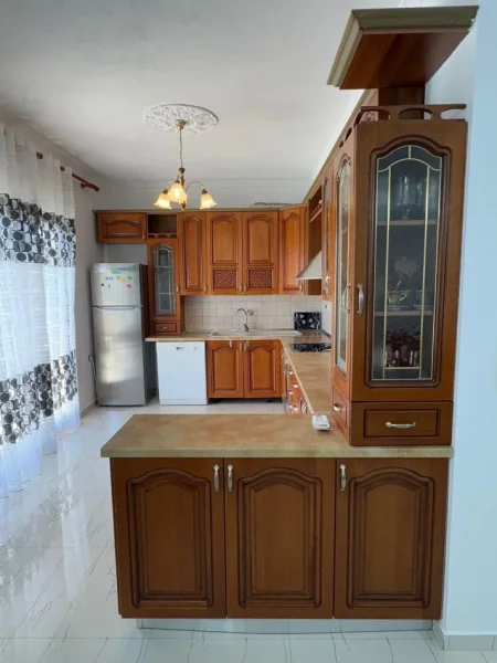 Tirane, jepet me qera Vile 2+1+Ballkon Kati 3, 120 m² 550 € (Sauk /Rr.Hajredin Kumbaro)