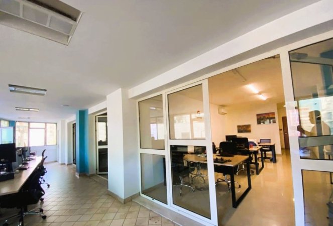 Tirane, jepet me qera zyre Kati 6, 306 m² 3.000 € bruto (sheshi Skenderbej)
