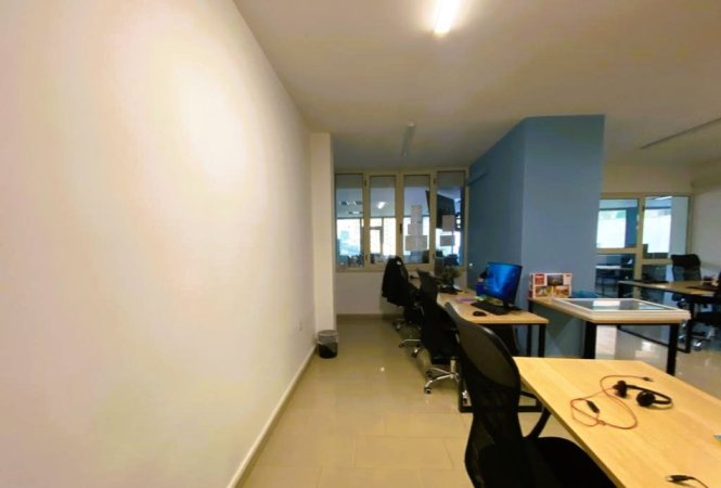 Tirane, jepet me qera zyre Kati 6, 306 m² 3.000 € bruto (sheshi Skenderbej)