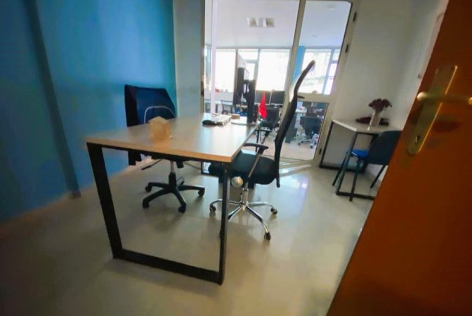 Tirane, jepet me qera zyre Kati 6, 306 m² 3.000 € bruto (sheshi Skenderbej)