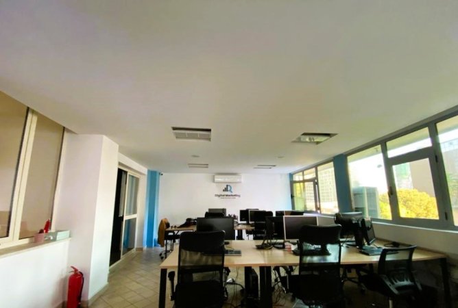 Tirane, jepet me qera zyre Kati 6, 306 m² 3.000 € bruto (sheshi Skenderbej)