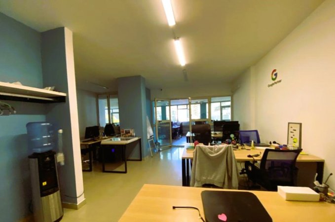 Tirane, jepet me qera zyre Kati 6, 306 m² 3.000 € bruto (sheshi Skenderbej)