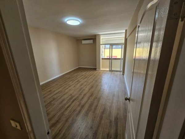 Tirane, jepet me qera zyre Kati 4, 130 m² 1.300 € (qender , sheshi skenderbej)