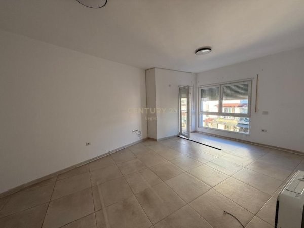 Tirane, jepet me qera zyre Kati 7, 112 m² 700 € (Rruga e Barrikadave)
