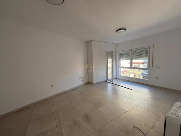 Tirane, jepet me qera zyre Kati 7, 112 m² 700 € (Rruga e Barrikadave)