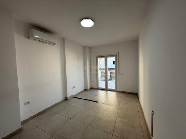 Tirane, jepet me qera zyre Kati 7, 112 m² 700 € (Rruga e Barrikadave)