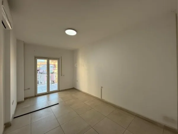 Tirane, jepet me qera zyre Kati 7, 112 m² 700 € (Rruga e Barrikadave)