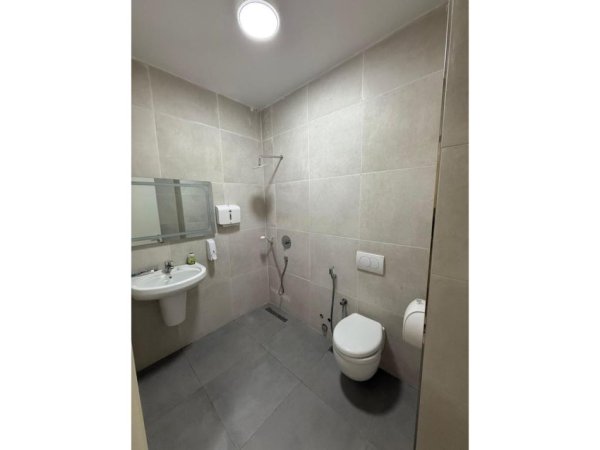 Tirane, jepet me qera zyre Kati 7, 112 m² 700 € (Rruga e Barrikadave)