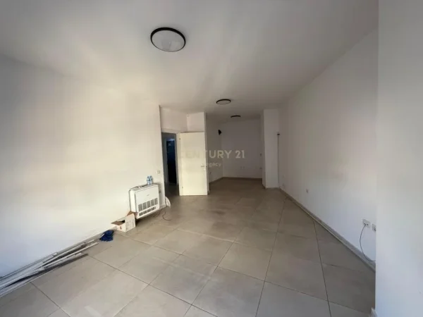 Tirane, jepet me qera zyre Kati 7, 112 m² 700 € (Rruga e Barrikadave)