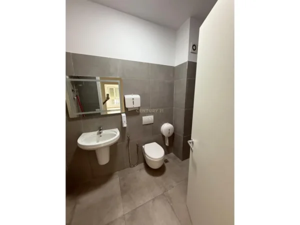 Tirane, jepet me qera zyre Kati 7, 112 m² 700 € (Rruga e Barrikadave)