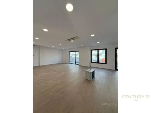 Tirane, jepet me qera zyre Kati 6, 180 m² 2.500 € (Hilton prane Delijorgjit)
