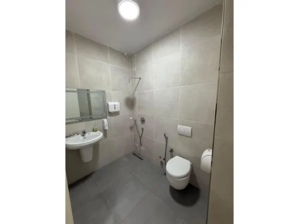 Tirane, jepet me qera zyre Kati 6, 180 m² 2.500 € (Hilton prane Delijorgjit)