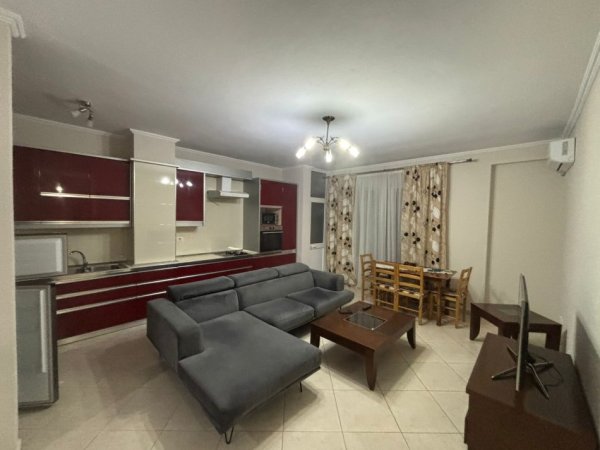 Tirane, jepet me qera apartament 2+1 , 600 € (kodra e diellit)