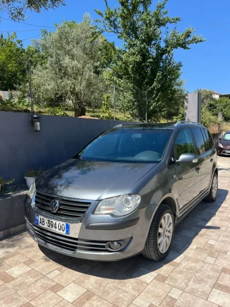 Tirane, shitet makine Vw touran Nafte, gri e erret automatik Kondicioner 25.000 km 4.500 €