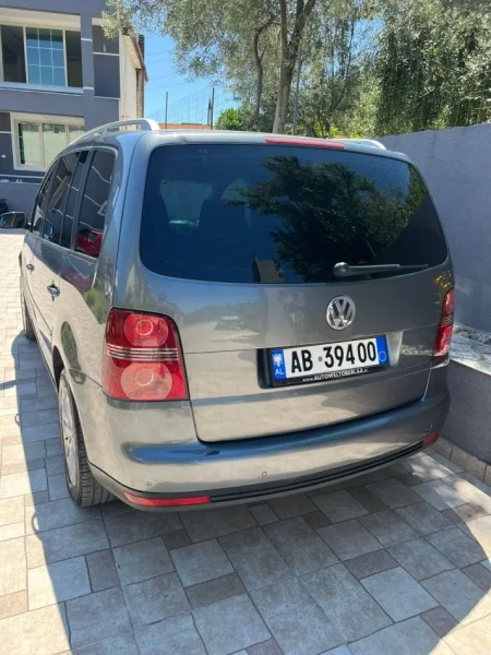 Tirane, shitet makine Vw touran Nafte, gri e erret automatik Kondicioner 25.000 km 4.500 €