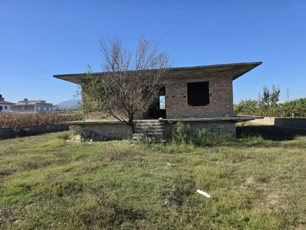 Kucove, shitet truall , 1.000 m² (rruga rrushit ismail pire 500 m pa vajtur tek rreth rrrotullimi tek ulliri)