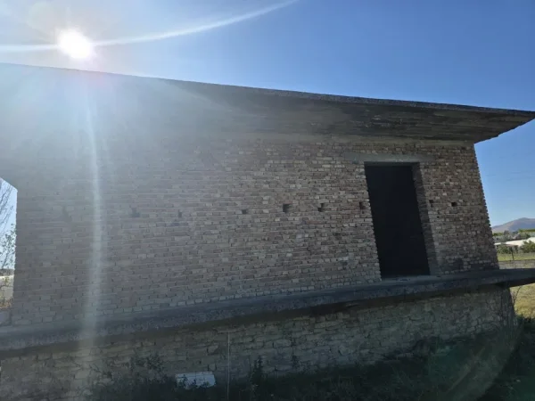 Kucove, shitet truall , 1.000 m² (rruga rrushit ismail pire 500 m pa vajtur tek rreth rrrotullimi tek ulliri)