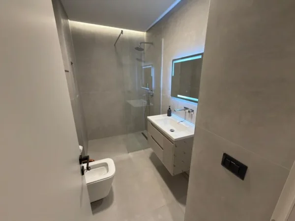 Tirane, shitet 1+1 Kati 2, 128 m² 365.000 € 