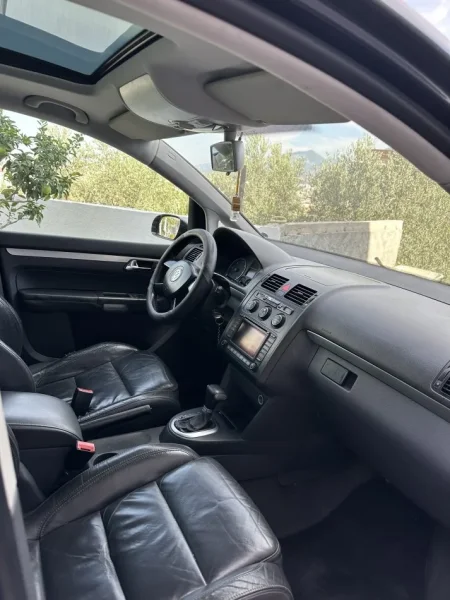 Tirane, shitet makine Vw touran Nafte, e zeze automatik Kondicioner 25.000 km 4.300 €