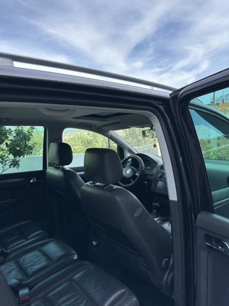 Tirane, shitet makine Vw touran Nafte, e zeze automatik Kondicioner 25.000 km 4.300 €