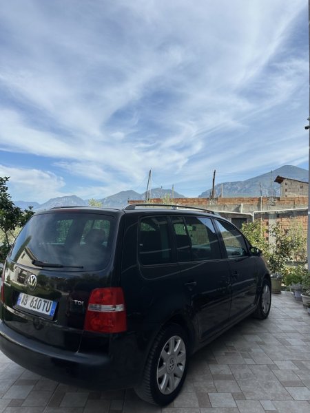 Tirane, shitet makine Vw touran Nafte, e zeze automatik Kondicioner 25.000 km 4.300 €