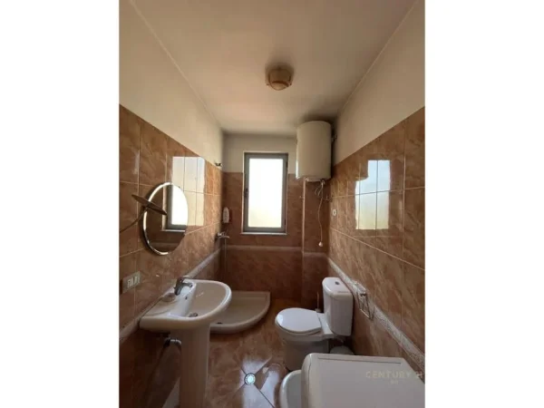 Tirane, jepet me qera apartament 1+1 Kati 4, 75 m² 500 € (Restorant Durresi)