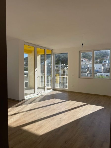 Tirane, jepet me qera apartament 2+1+Aneks+Ballkon Kati 2, 100 m² 300 € 