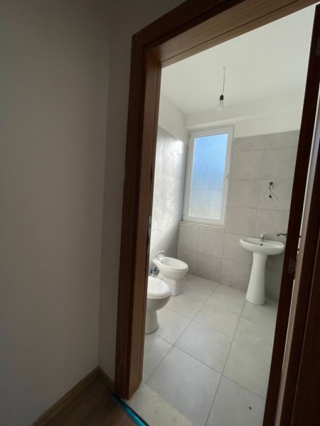 Tirane, jepet me qera apartament 2+1+Aneks+Ballkon Kati 2, 100 m² 300 € 