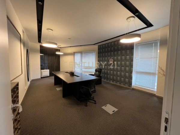 Tirane, jepet me qera zyre Kati 1, 288 m² 2.300 € (ish Fusha e Aviacionit)